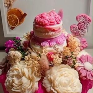 Arreglo Premium con Mini Pastel Decorativo y Flores Preservadas – 28 cm de Diámetro